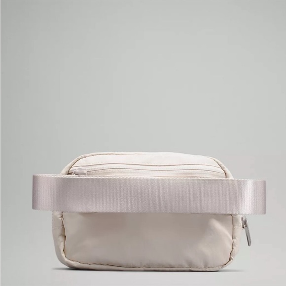 NWT LULULEMON BELT BAG WHITE OPAL - Picture 3 of 5